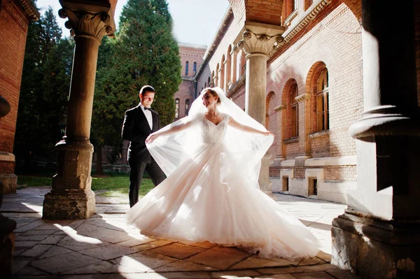 Prachtige bruidspaar genieten van elkaars gezelschap op een beaut — Stockfoto