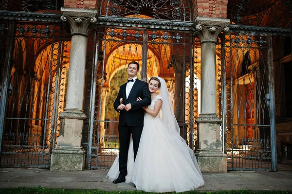 Superbe couple de mariage profitant de la compagnie de l'autre sur un beaut — Photo