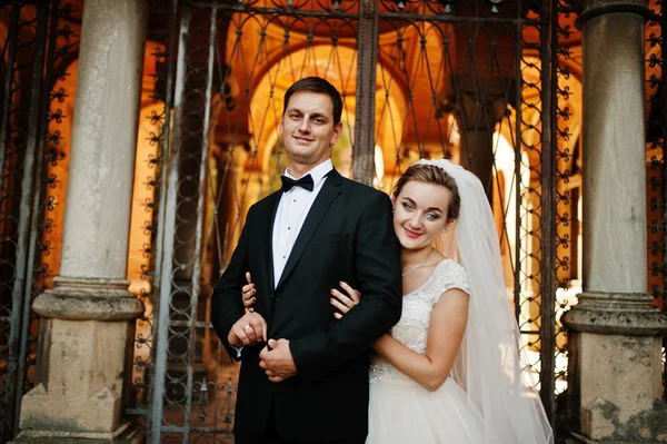 Fantastiska bröllop par njuter av varandras sällskap på en beaut — Stockfoto