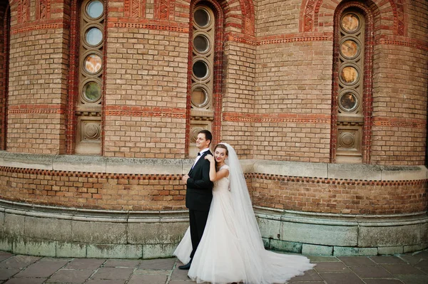 Superbe couple de mariage profitant de la compagnie de l'autre sur un beaut — Photo