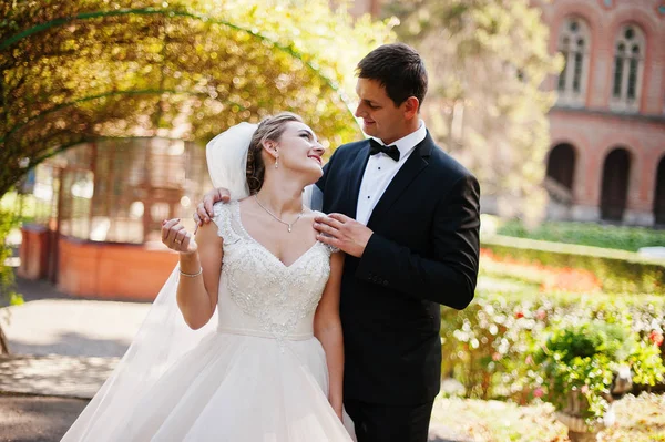 Casal atraente posando no jardim de um homem majestoso — Fotografia de Stock