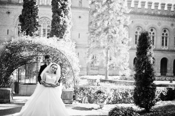 Vonzó esküvő házaspár pózol a kertben, egy fenséges ember — Stock Fotó