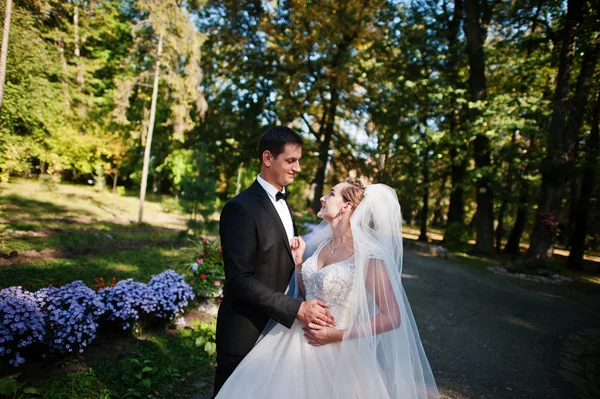 Belo casal andando no parque cheio de flo colorido brilhante — Fotografia de Stock