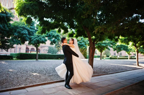 Fantastico matrimonio coppia passeggiando nel parco sul loro matrimonio da — Foto Stock