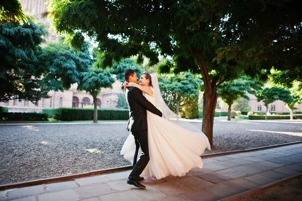 Casal de casamento fantástico andando no parque em seu casamento da — Fotografia de Stock