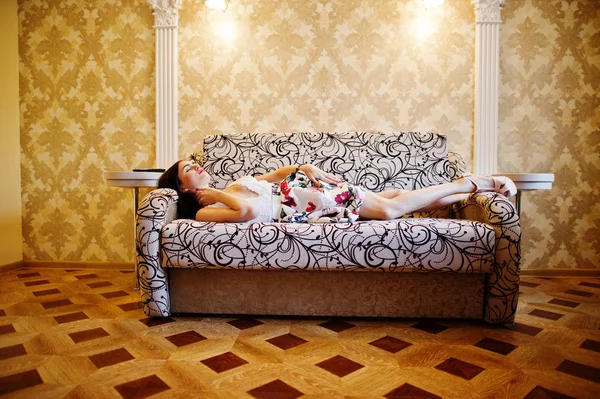 Szóló, a kanapén egy beau mesés fiatal nő portréja — Stock Fotó