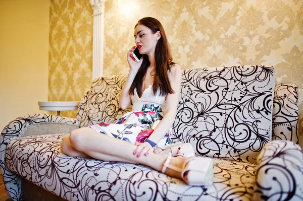 하면서 전화 통화는 매력적인 젊은 여자의 초상화 — 스톡 사진