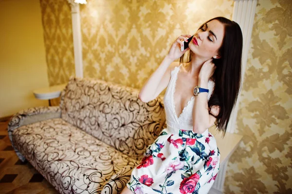 Bir sandalyede oturuyor ve konuşurken iyi görünümlü bir kadın portresi 