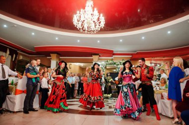 Zalishchyky, Ukrayna - 28 Ağustos 2016: çingene dans ve singi