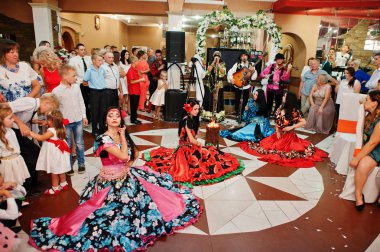 Zalishchyky, Ukrayna - 28 Ağustos 2016: çingene dans ve singi