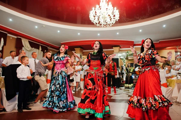 Zalishchyky, Ukraine- August 28, 2016: Gypsies dancing and singi — Stock Photo, Image