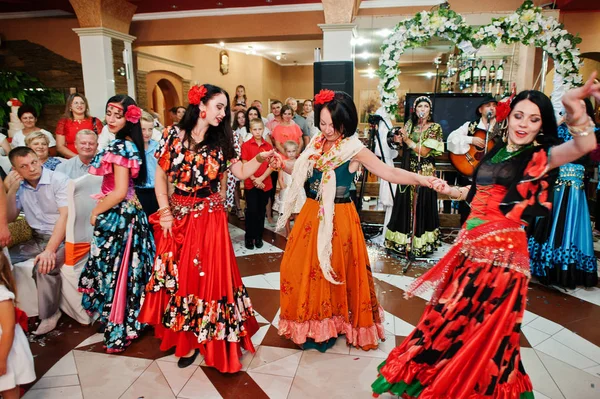 Zalishchyky, Ukrayna - 28 Ağustos 2016: çingene dans ve singi