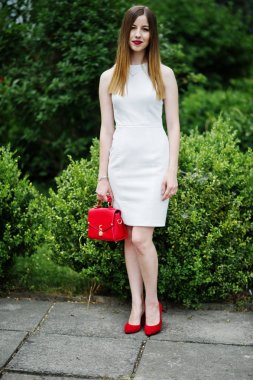 Bir çekici genç kadın mezunu fantezi elbise po portresi