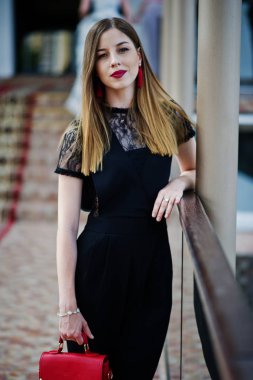 Güzel gece elbisesi poz içinde çarpıcı bir genç kadının portresi