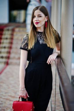 Güzel gece elbisesi poz içinde çarpıcı bir genç kadının portresi