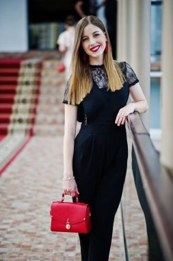 Güzel gece elbisesi poz içinde çarpıcı bir genç kadının portresi