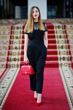 Güzel gece elbisesi poz içinde çarpıcı bir genç kadının portresi