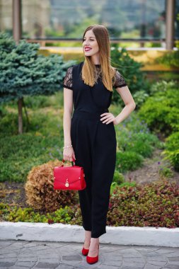 Bir çekici genç kadın mezunu fantezi elbise po portresi