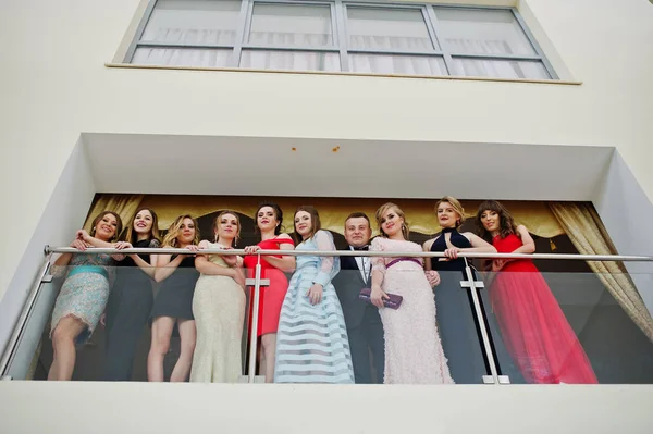 Fantastische groep jongeren in mooie kleding staande op th — Stockfoto