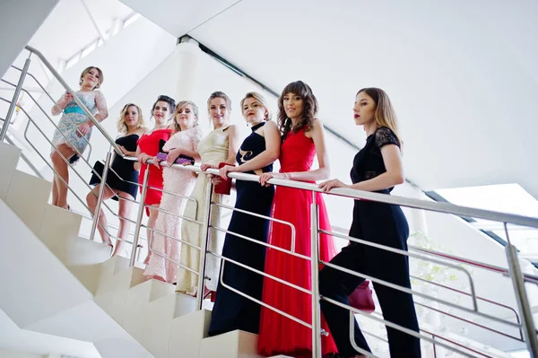 Grupo de damas extraordinariamente hermosas en vestidos posando en el —  Fotos de Stock