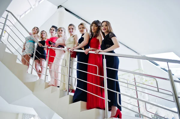 Grupo de damas extraordinariamente hermosas en vestidos posando en el — Foto de Stock