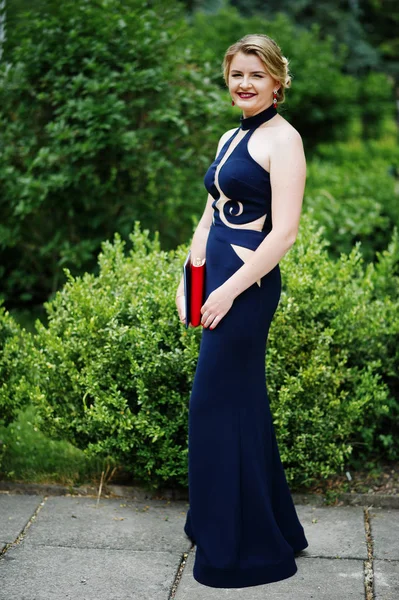 Bir çekici genç kadın mezunu fantezi elbise po portresi