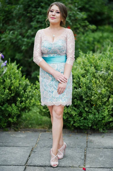 Bir çekici genç kadın mezunu fantezi elbise po portresi — Stok fotoğraf