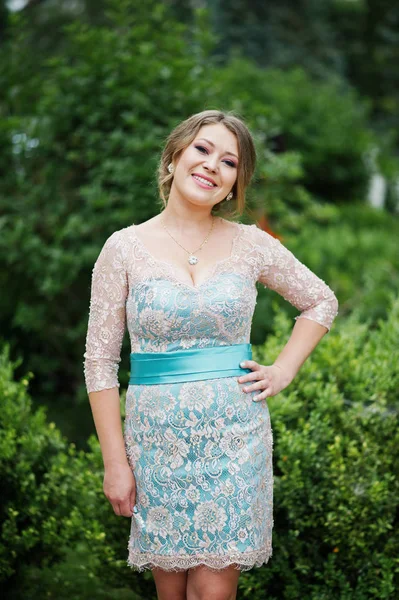 Retrato de uma jovem mulher atraente graduado em vestido de fantasia po — Fotografia de Stock