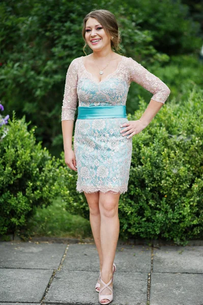 Bir çekici genç kadın mezunu fantezi elbise po portresi