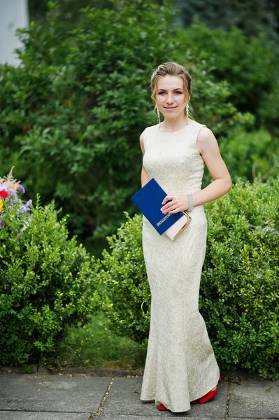 Bir çekici genç kadın mezunu fantezi elbise po portresi