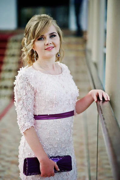 Retrato de una mujer joven impresionante en vestido de noche bonita posando —  Fotos de Stock
