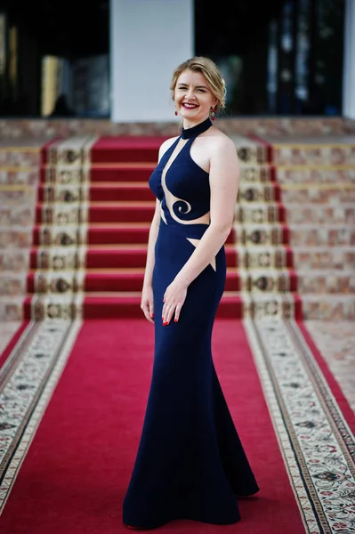 Güzel gece elbisesi poz içinde çarpıcı bir genç kadının portresi