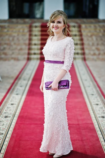 Güzel gece elbisesi poz içinde çarpıcı bir genç kadının portresi