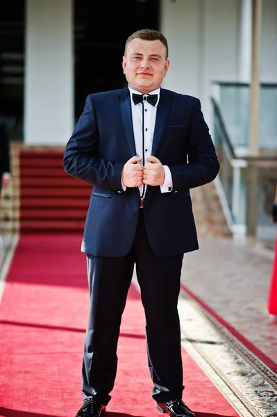 Zeki ve yakışıklı bir genç adam portresi tux giyinmiş