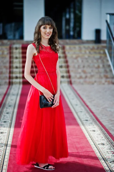 Güzel gece elbisesi poz içinde çarpıcı bir genç kadının portresi