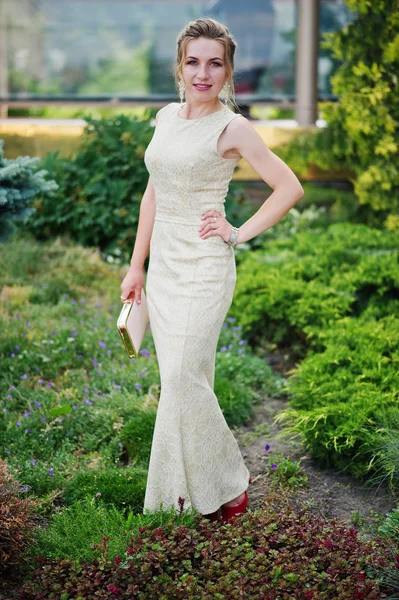 Bir çekici genç kadın mezunu fantezi elbise po portresi