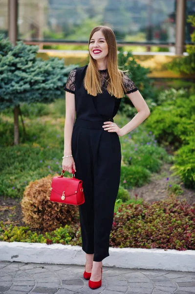 Bir çekici genç kadın mezunu fantezi elbise po portresi