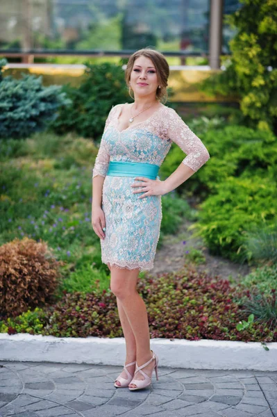 Bir çekici genç kadın mezunu fantezi elbise po portresi