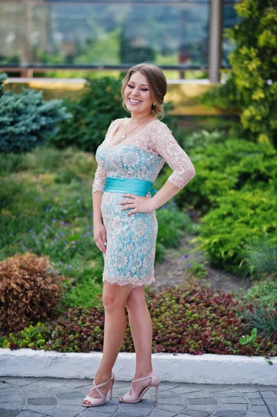 Bir çekici genç kadın mezunu fantezi elbise po portresi