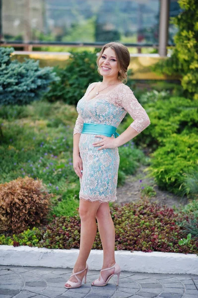 Portrait d'une jeune femme attrayante diplômée en robe fantaisie po — Photo