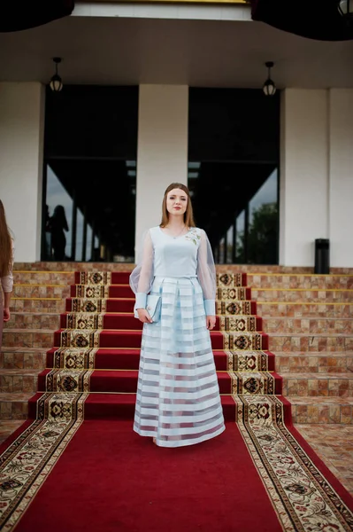 Güzel gece elbisesi poz içinde çarpıcı bir genç kadının portresi