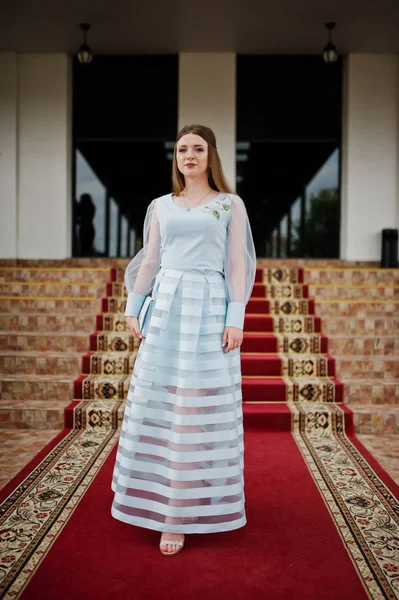 Güzel gece elbisesi poz içinde çarpıcı bir genç kadının portresi