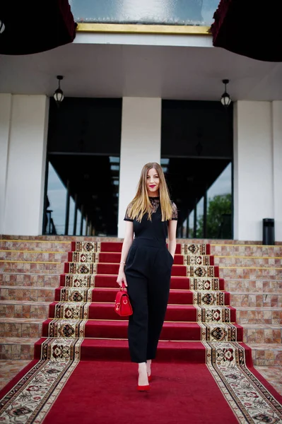 Güzel gece elbisesi poz içinde çarpıcı bir genç kadının portresi