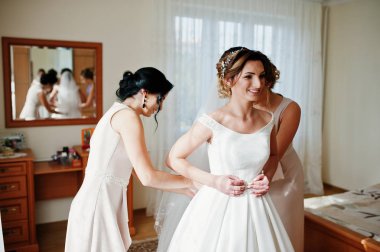 Nedime muhteşem gelin, giysi ve hazır olsun yardım