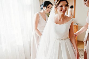 Nedime muhteşem gelin, giysi ve hazır olsun yardım