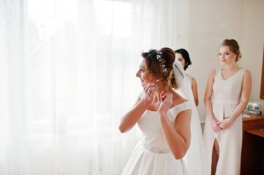 Onu bridesmiads odasında ile poz muhteşem genç gelin 