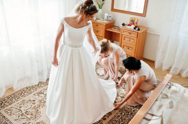 Nedime muhteşem gelin, giysi ve hazır olsun yardım