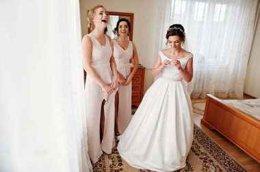 Onu bridesmiads odasında ile poz muhteşem genç gelin 