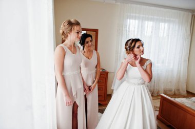 Onu bridesmiads odasında ile poz muhteşem genç gelin 