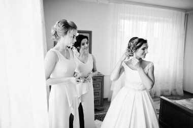 Onu bridesmiads odasında ile poz muhteşem genç gelin 